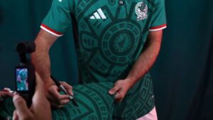 INAH cobró 41 mil pesos a Adidas para usar símbolo prehispanico en playera de la selección