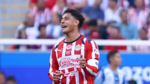 Chivas confirma baja de Luis Romo para el Clásico Nacional ante América