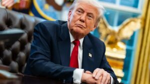 Buques de guerra estadunidenses cruzan el estrecho de Ormuz