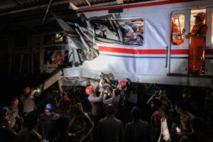 Choque de dos trenes en Indonesia deja 15 personas sin vida y decenas de heridos