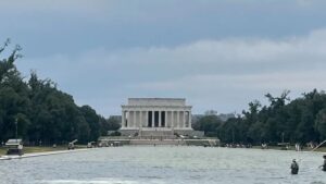 Donald Trump señala vandalismo como causa de deterioro del estanque reflectante en Washington