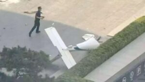 Se estrella avioneta contra el edificio más alto de Pekín