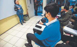 Regulan 11 estados el uso de celulares en las aulas para reducir distracciones