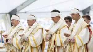 El Vaticano confirma excomunión de obispos ultraconservadores lefebvrianos