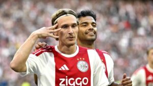 PSG anuncia el fichaje del delantero belga Mika Godts