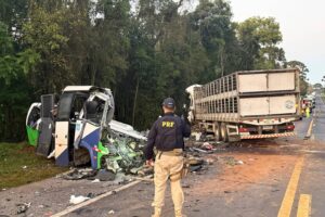 Mueren 23 personas tras choque entre autobús y camión en Brasil