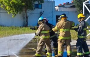 Dos bomberas de Nayarit destacan en simposio nacional realizado en Querétaro